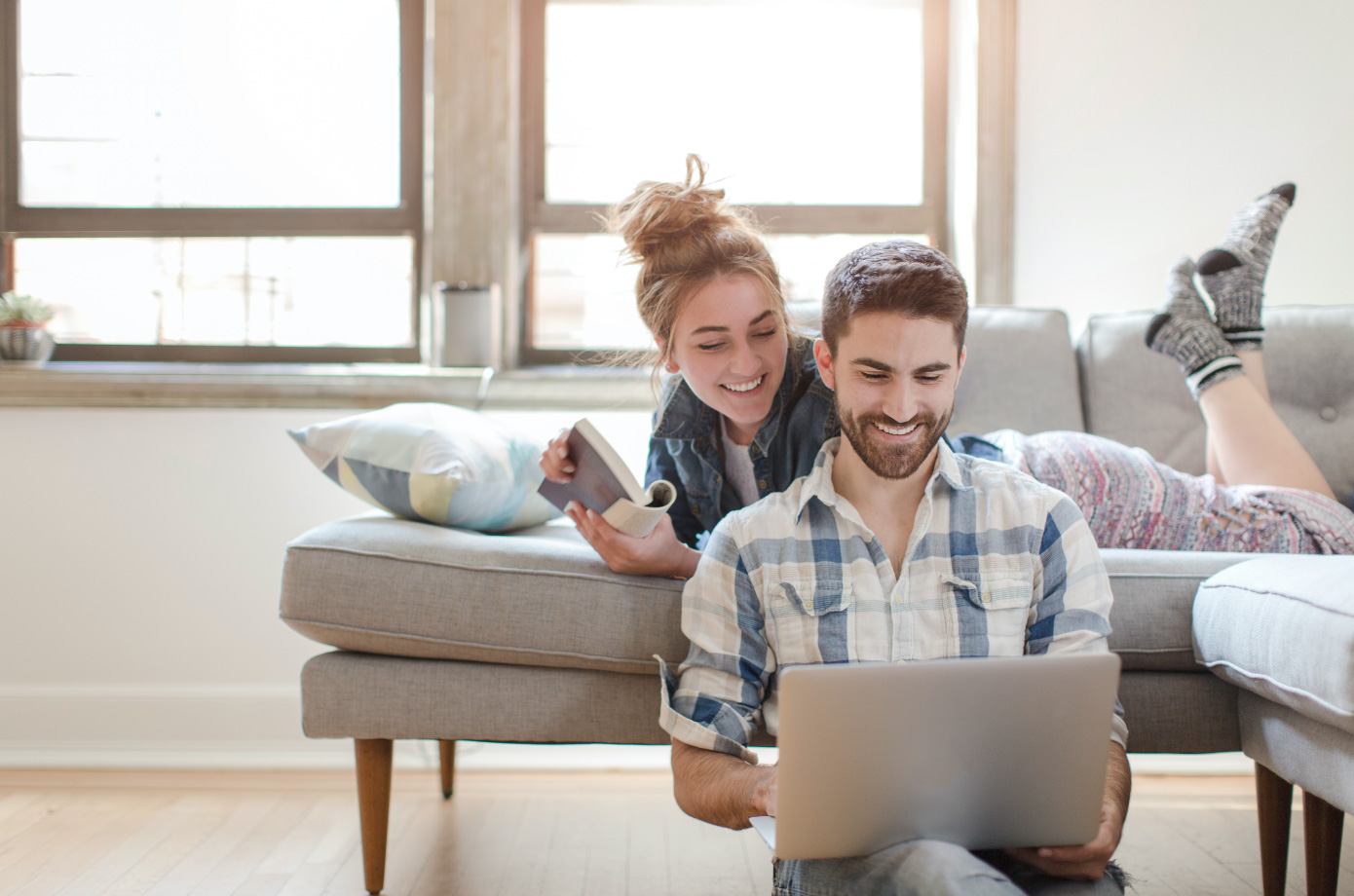 Foto de pareja mirando una laptop.